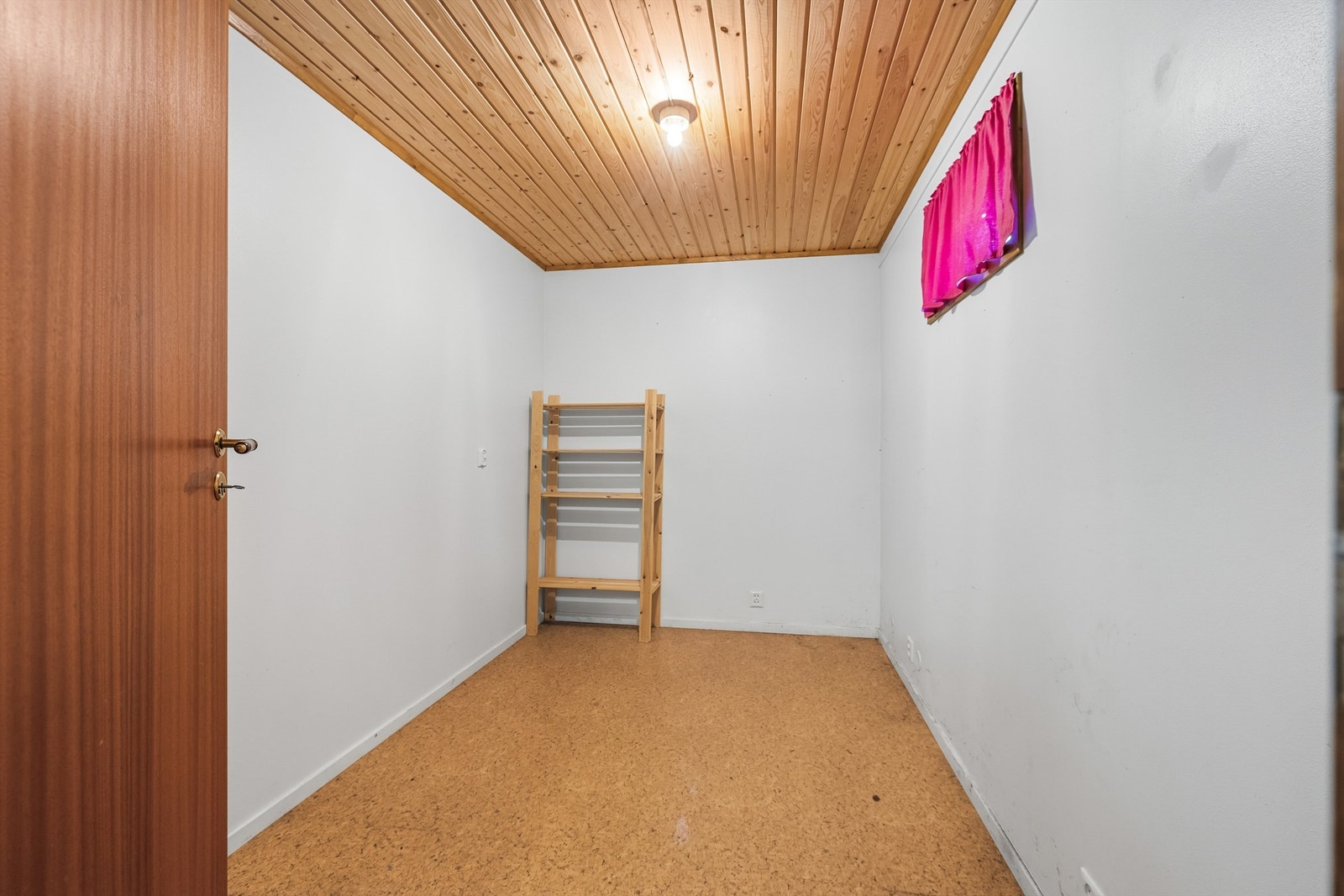 Innredet rom i underetasjen som kan benyttes til hobby eller lagring. Galleribilde