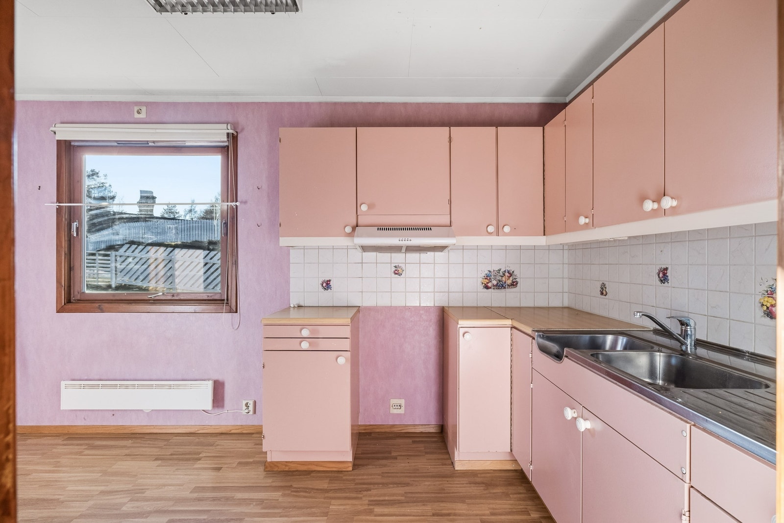 Kjøkkenet har en innredning fra byggeåret med laminatbenkeplate og god skapplass. Galleribilde