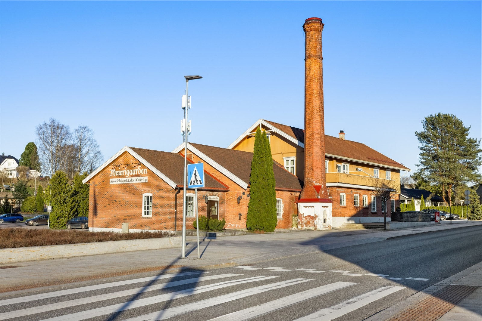 I nærområdet ligger populære Meierigaarden Kro, kjent for hjemmelaget mat i hyggelige omgivelser. Galleribilde