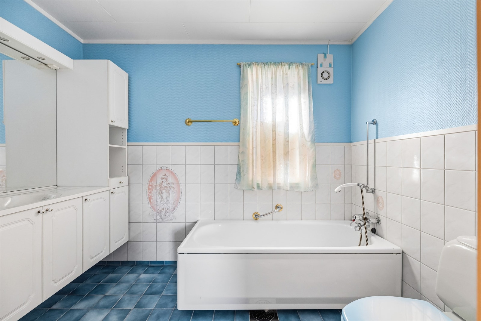Badet i første etasje er flislagt og utstyrt med badekar. Ifølge selger er det varmekabler i gulvet. Galleribilde