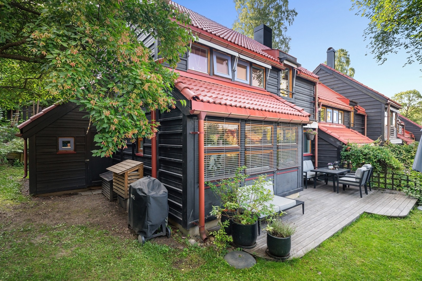 Giskehagen 49 - et velholdt, skjermet og meget pent enderekkehus over to etasjer samt lagringsloft. Galleribilde