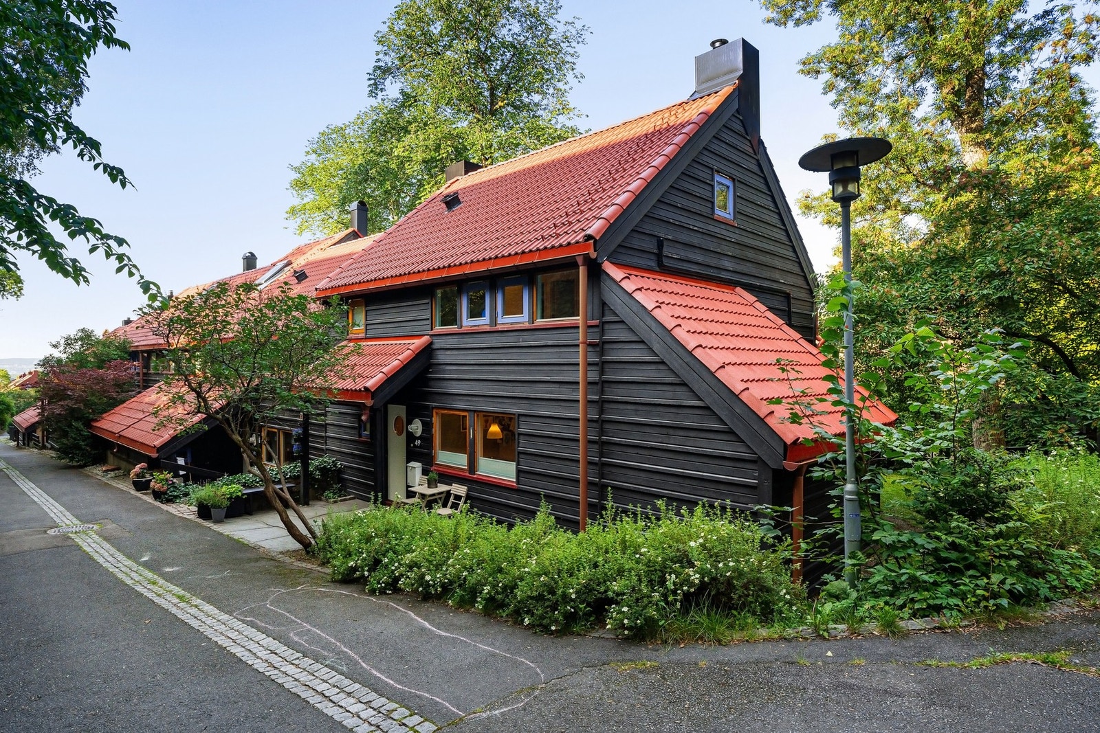 Velkommen inn i et velholdt og stilrent rekkehus med moderne fargevalg. Galleribilde