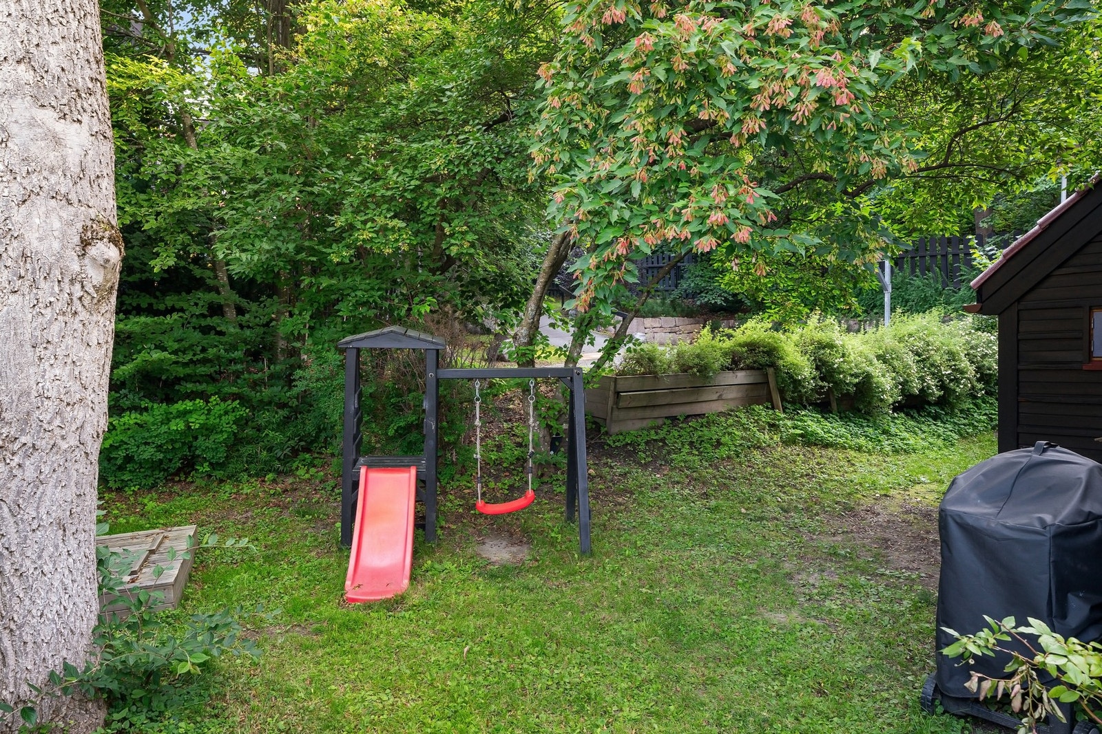 Plasseringen på enden gir et ekstra stort uteareal, og boligen har en frodig hage med ripsbusker, lekestativ, flere epletrær og en sandkasse til glede for de minste. Galleribilde