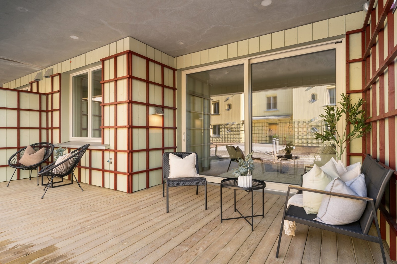 Flott terrasse på ca. 15 kvm med god plass til utemøbler og grill. Galleribilde