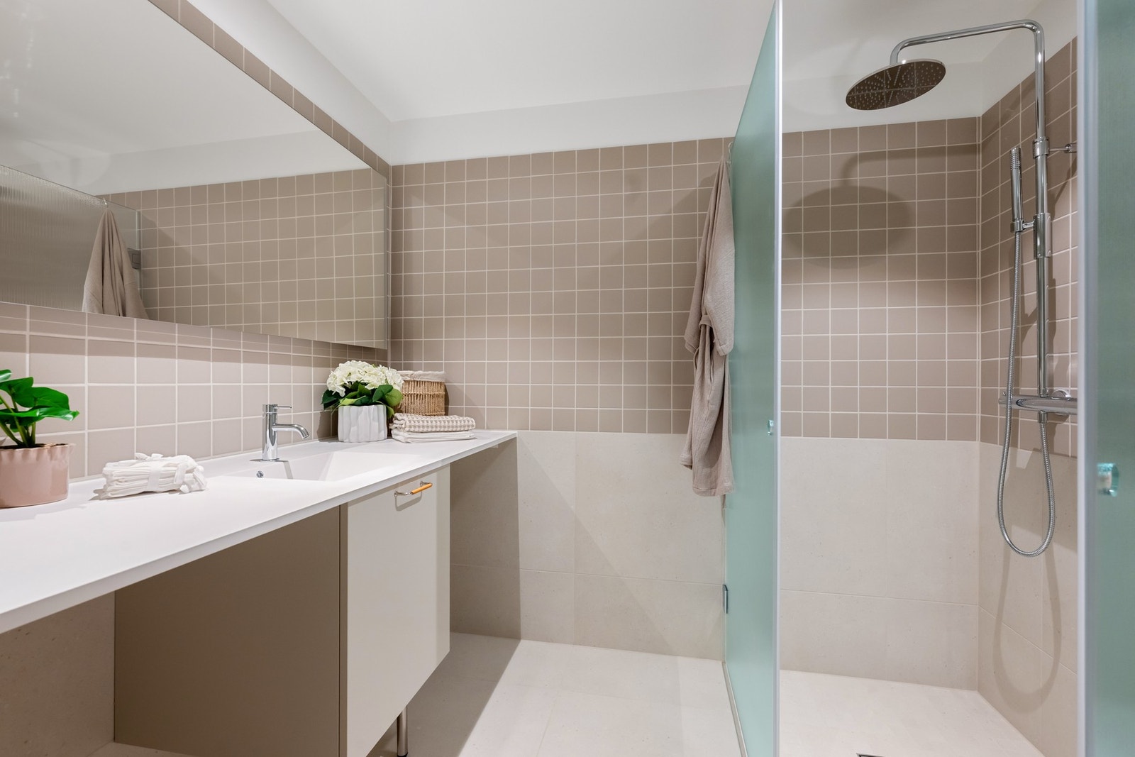 Badet er utstyrt med opplegg for vaskemaskin, mekanisk avtrekk og en praktisk dusjnisje med ettgreps dusjarmatur og to dusjhoder (hånddusj og regnfallsdusj). Galleribilde