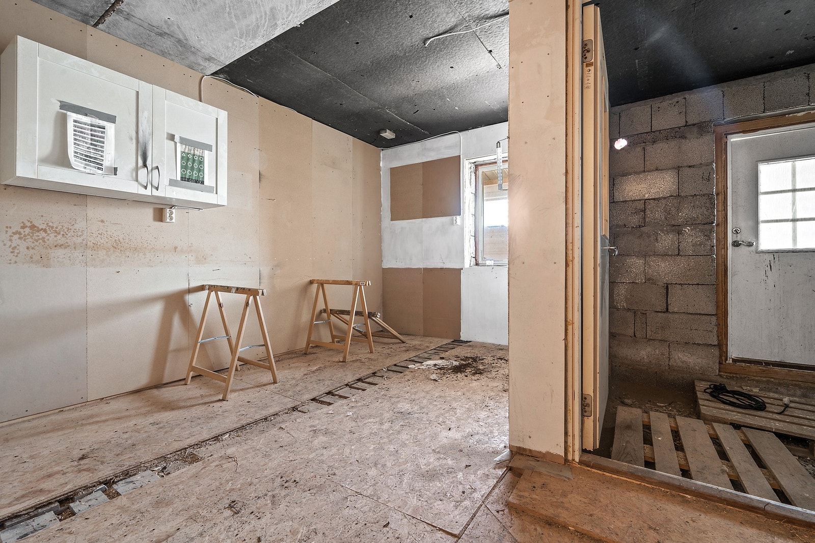 Lagring under garasje Galleribilde