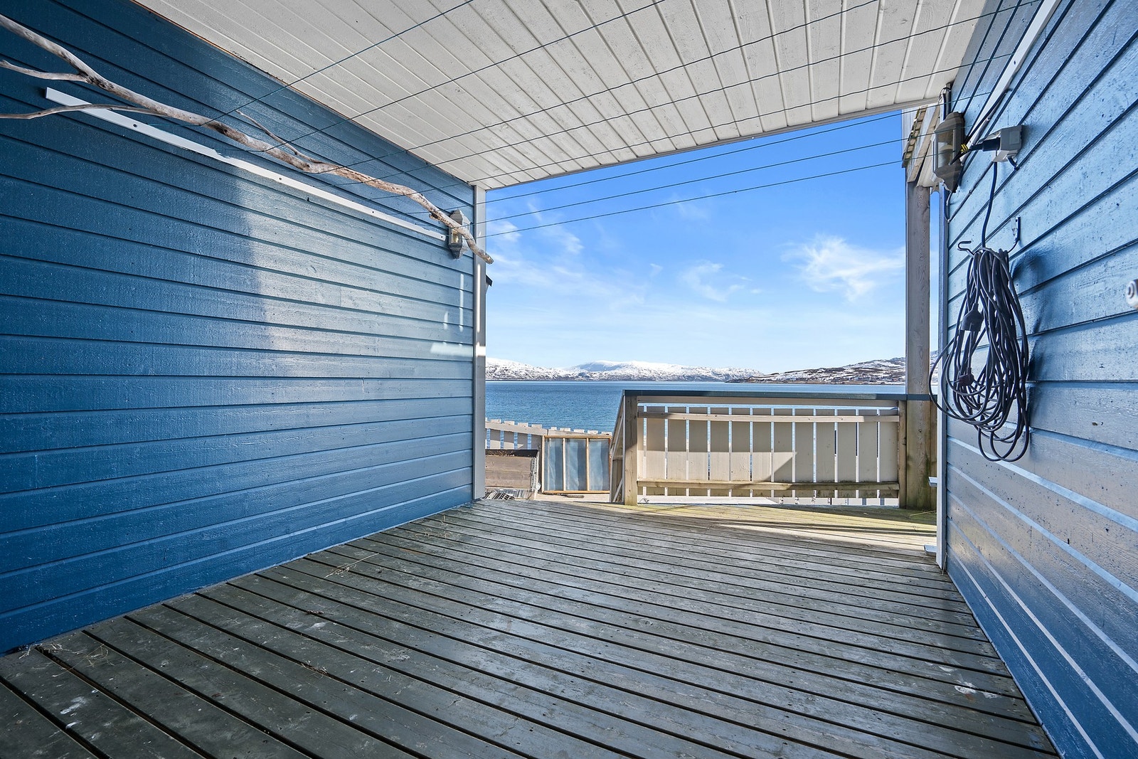 Overbygget lufte veranda i under etasjen Galleribilde