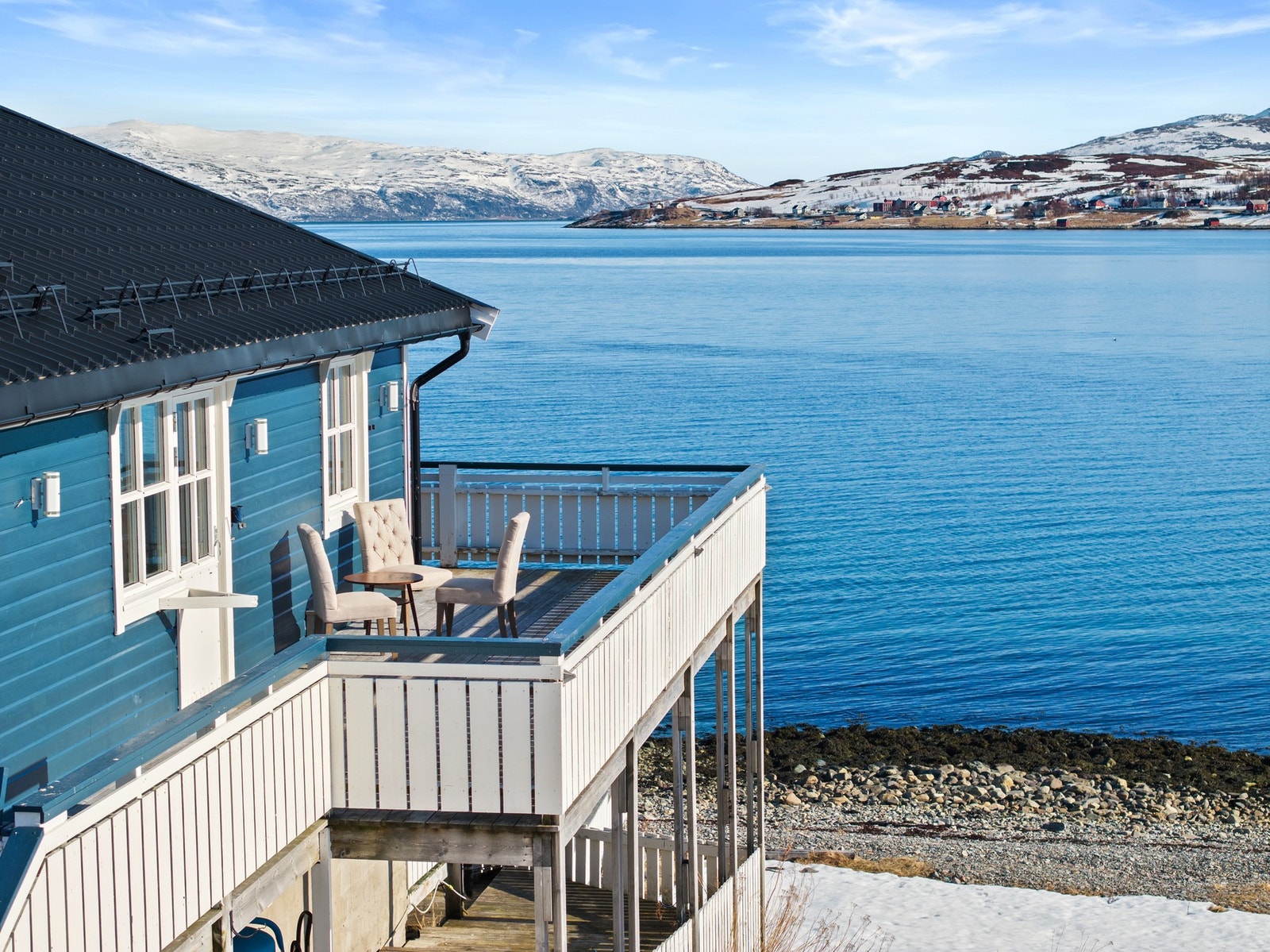 Nyt fjæra, utsikt og sol fra verandaen Galleribilde