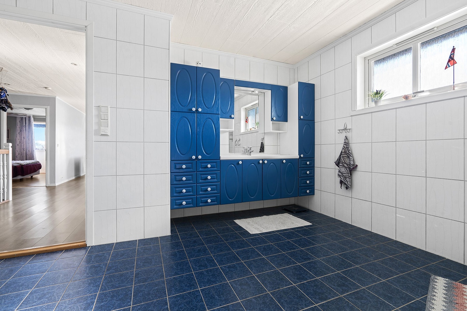 Romslig baderom med opplegg for vaskemaskin i hovedplan Galleribilde