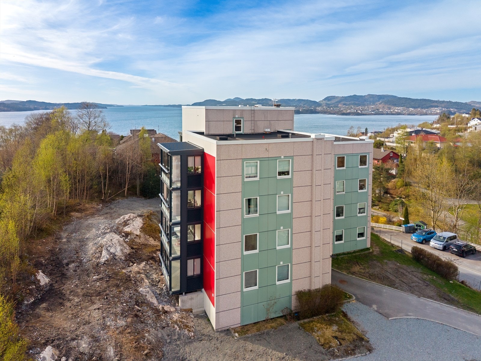 Fasadene er nylig oppgradert og naturen rundt vil naturligvis gro seg til igjen Galleribilde