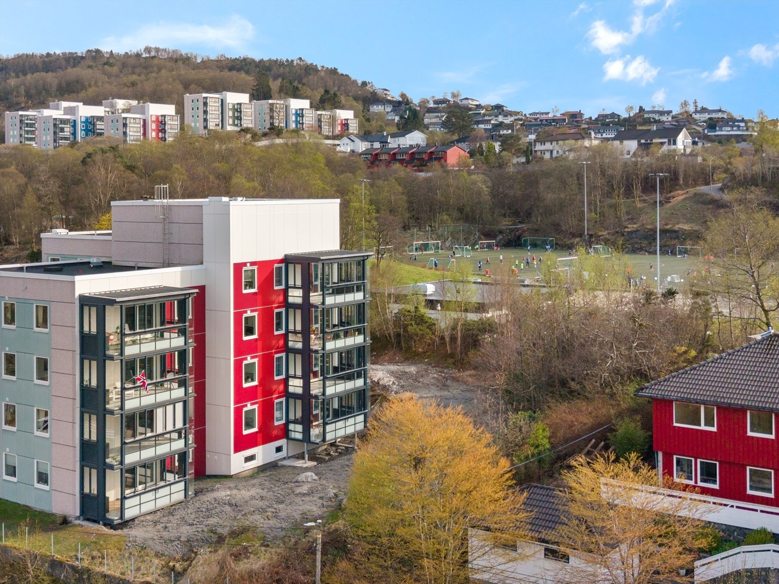 Leiligheten ligger veldig fint til i byggets tredje etasje. Galleribilde