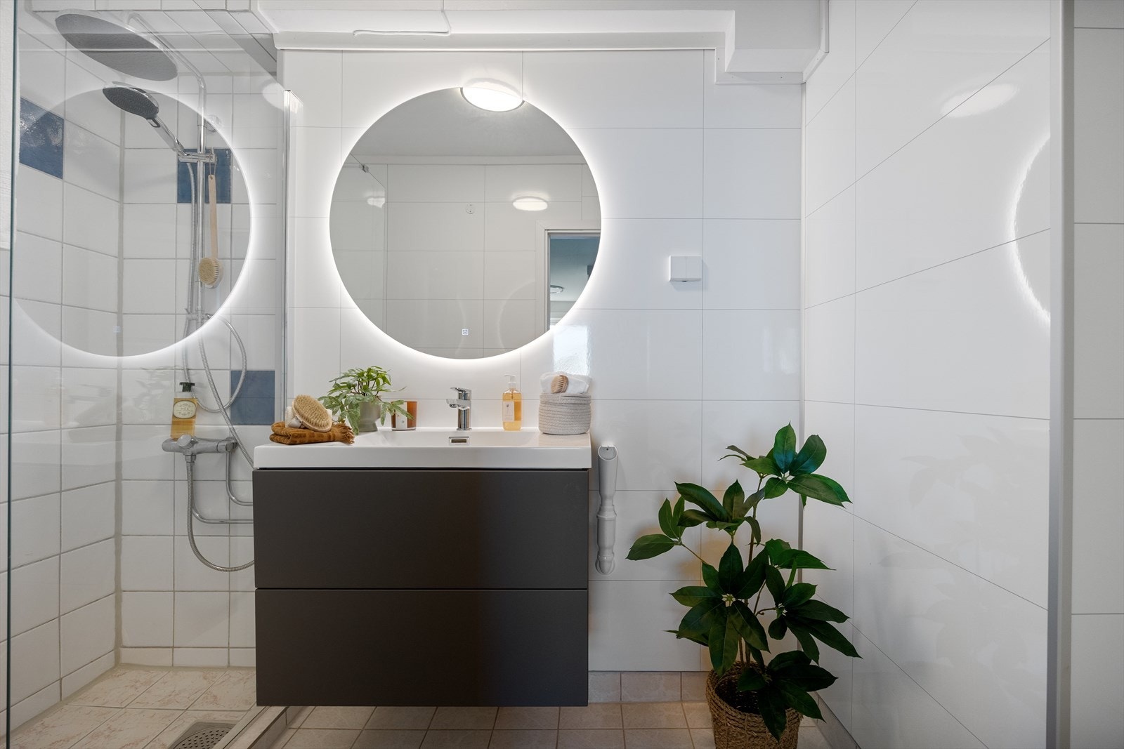 Badet er noe modernisert med baderomspanel på deler av vegg, nytt amatur og baderomsinnredning med heldekkende servart. Galleribilde