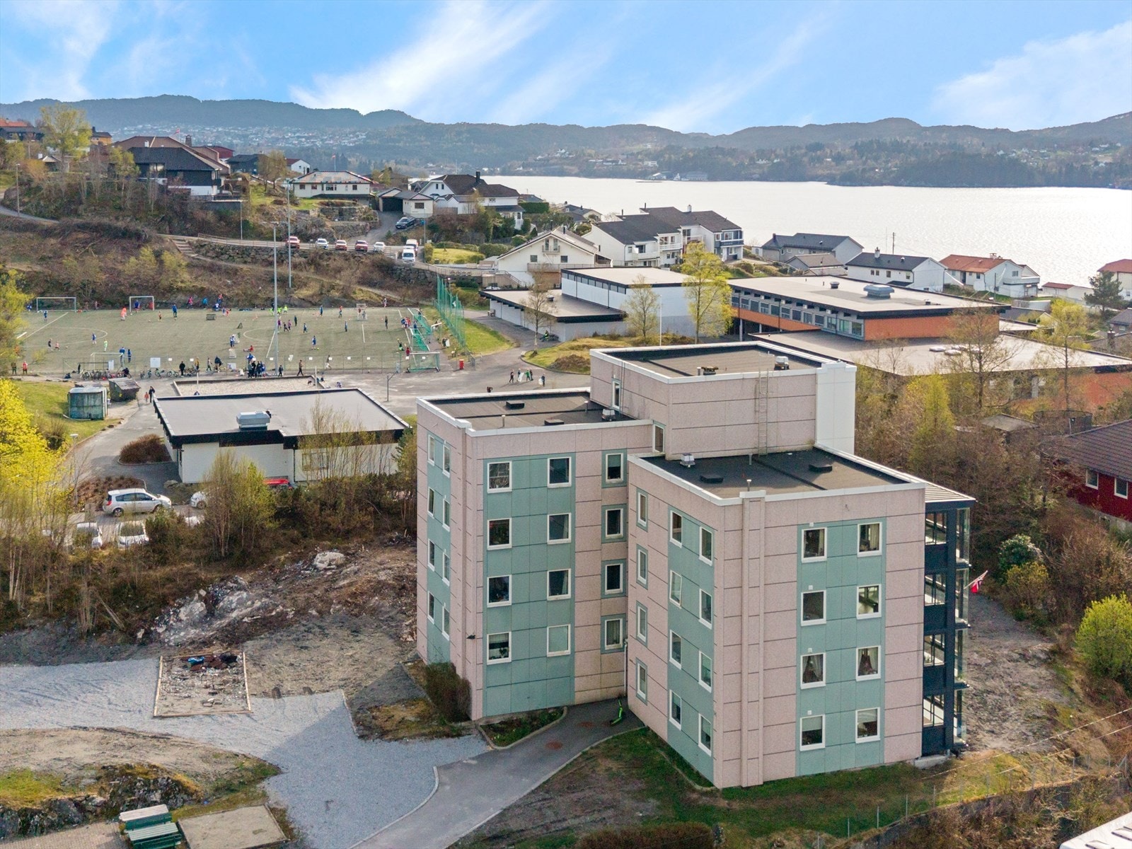 Meget kort vei til skolger, barnehager og idrettsanlegg. Galleribilde
