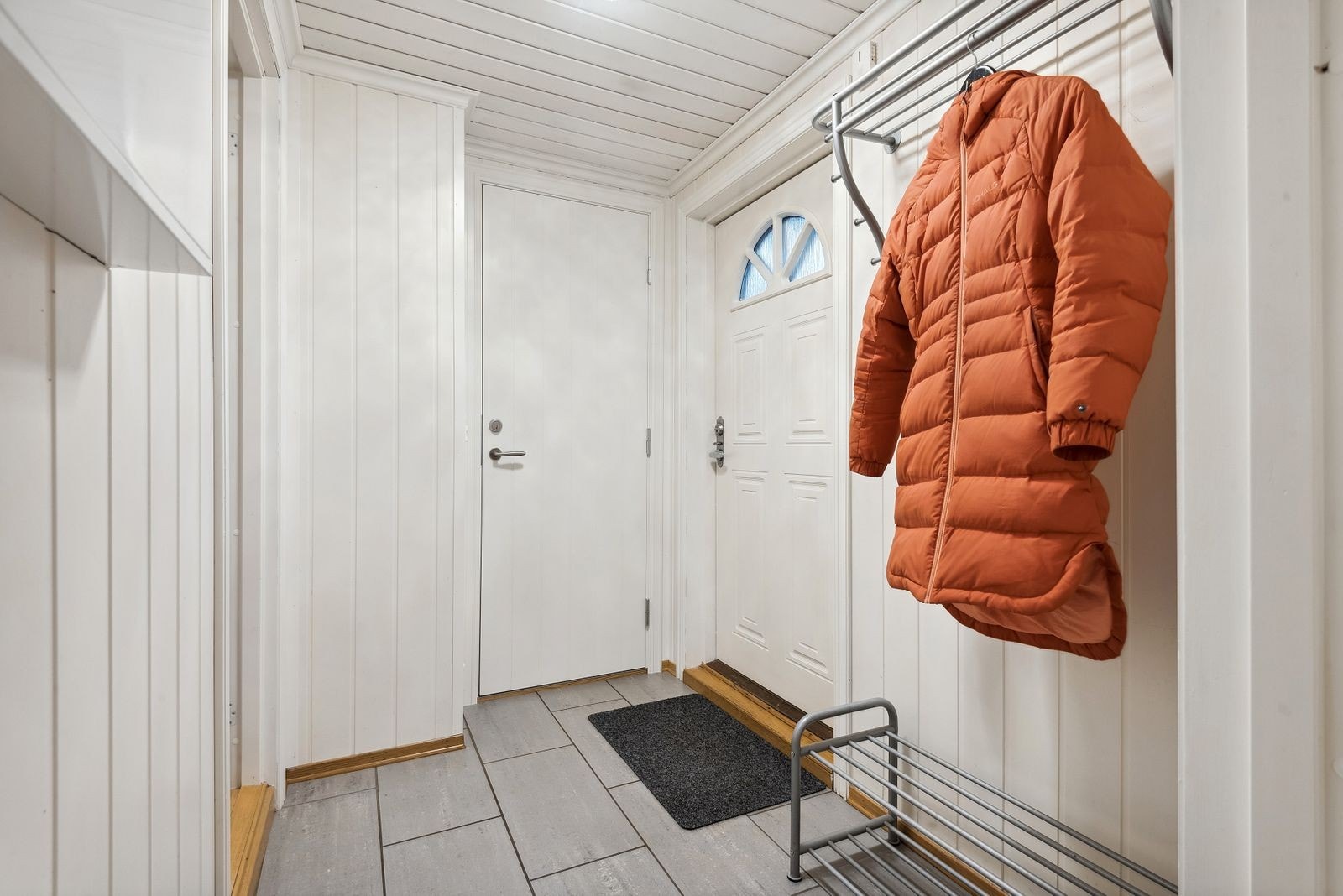 Gangen fra egen entrè - med oppbevaringsmuligheter og varmekabler i gulv. Galleribilde