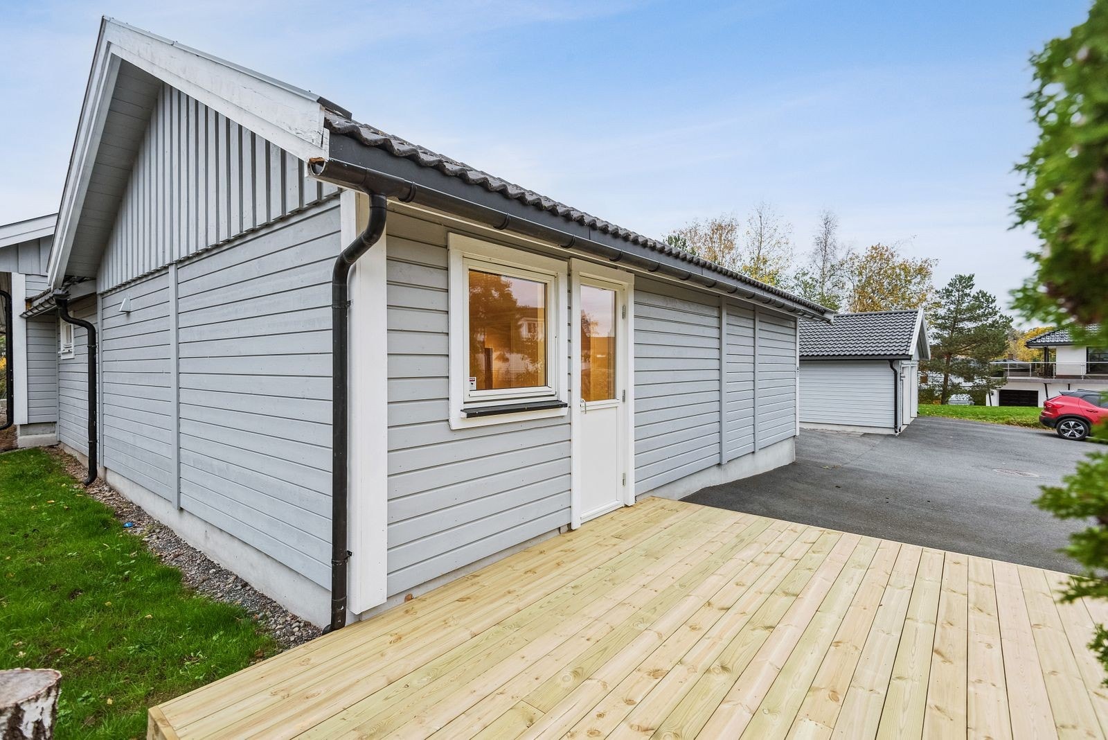 Uteplass - Egen platting, parkering og en liten hage Galleribilde
