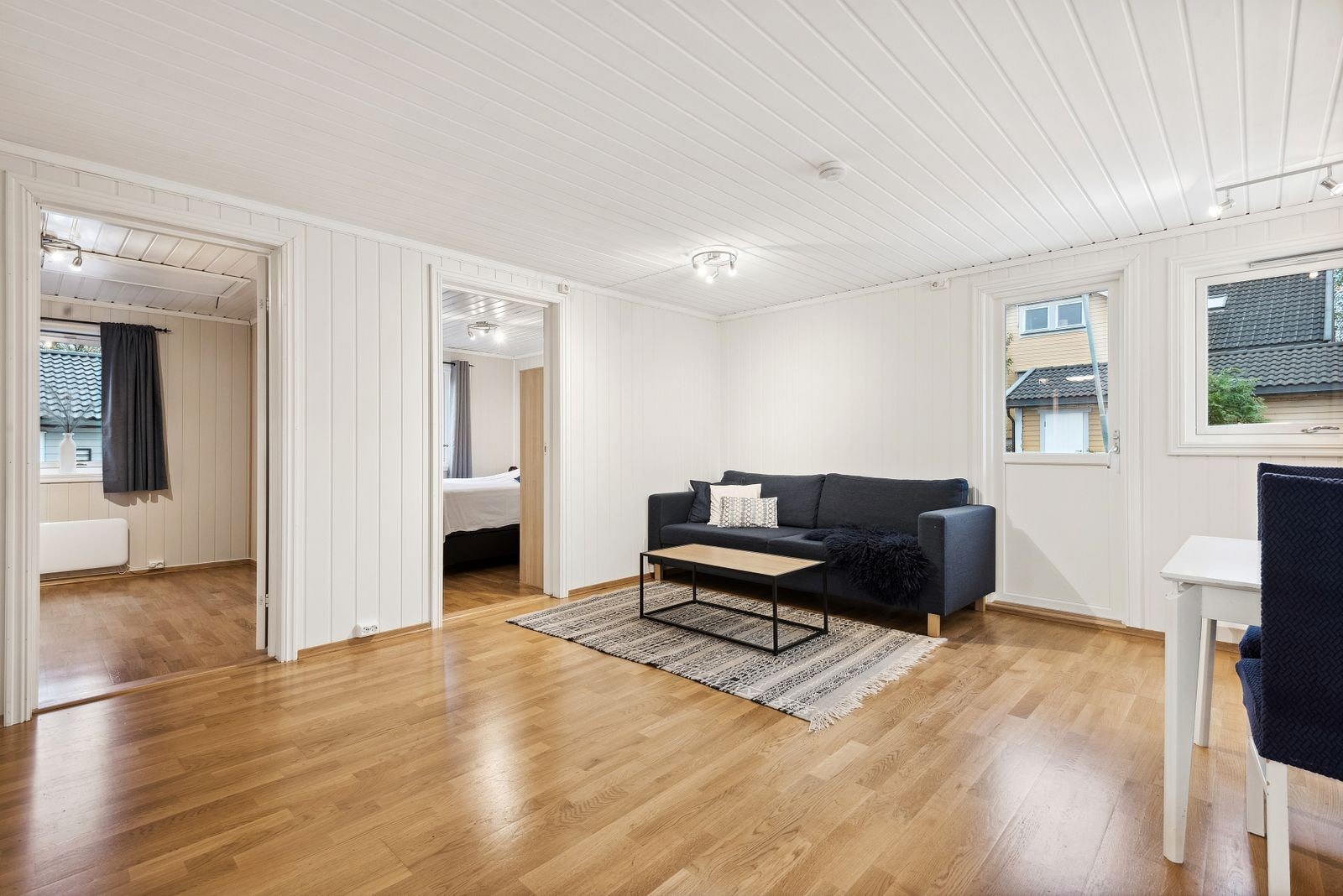 Stue mot soverommene. Utgang til platting fra verandadør. Galleribilde