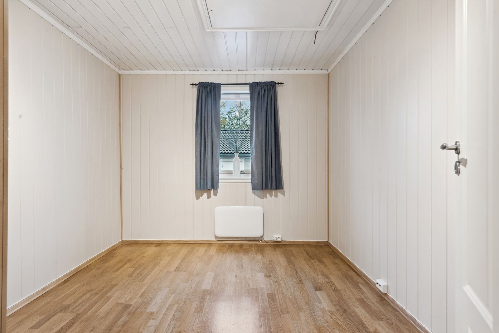 Soverom - med garderobeskap og lagringsmuligheter på loft. Galleribilde