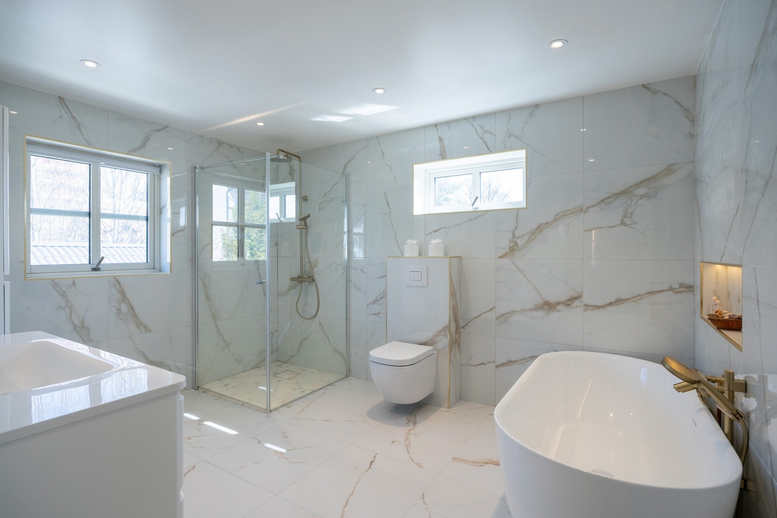 Badet byr på stor dusjsone og badekar i 2. etasje. Galleribilde