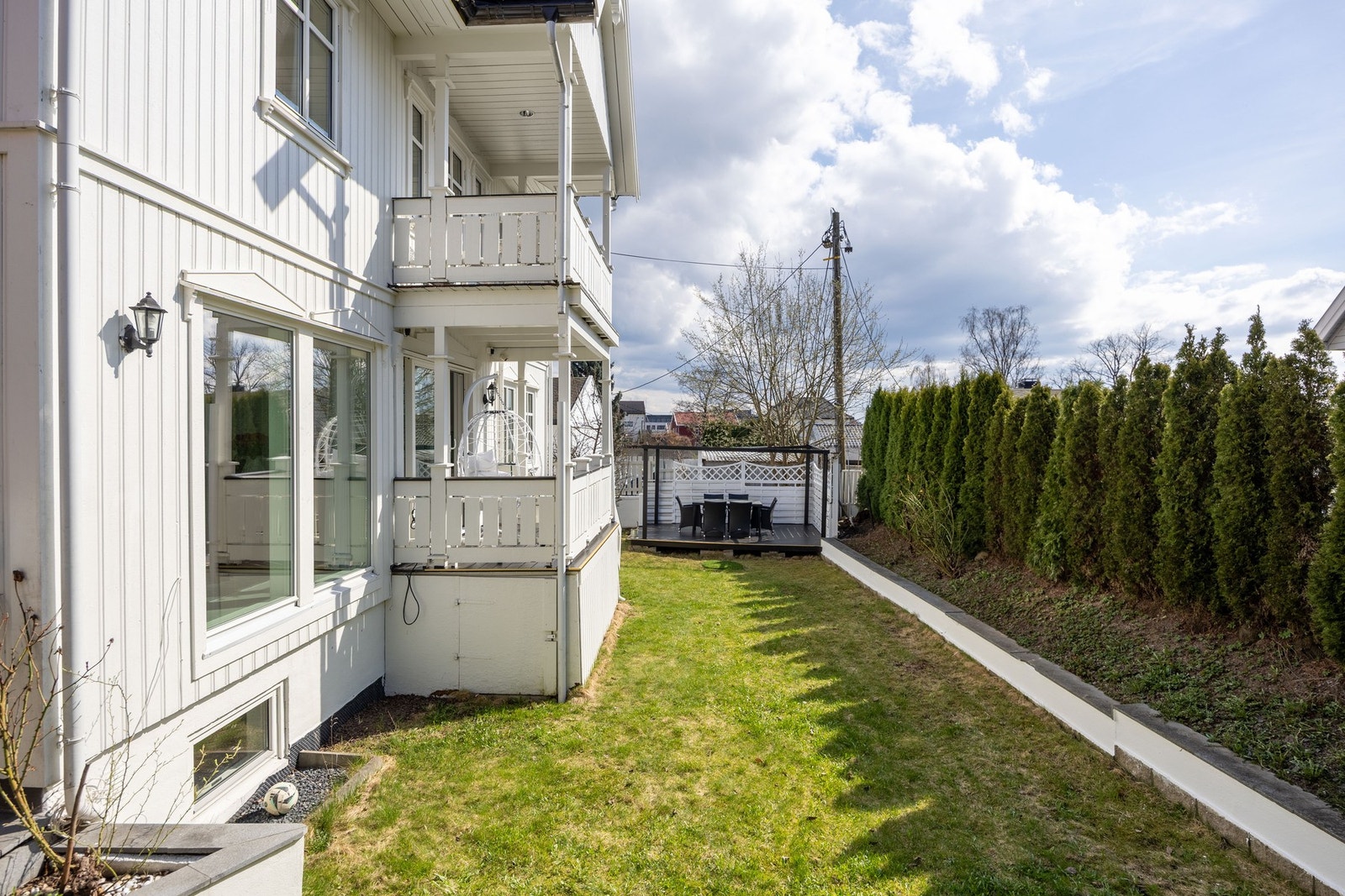 Det er sjelden eneboliger blir omsatt i dette området, og dette er derfor en gylden anledning til å sikre seg en bolig med både sentral beliggenhet. Galleribilde