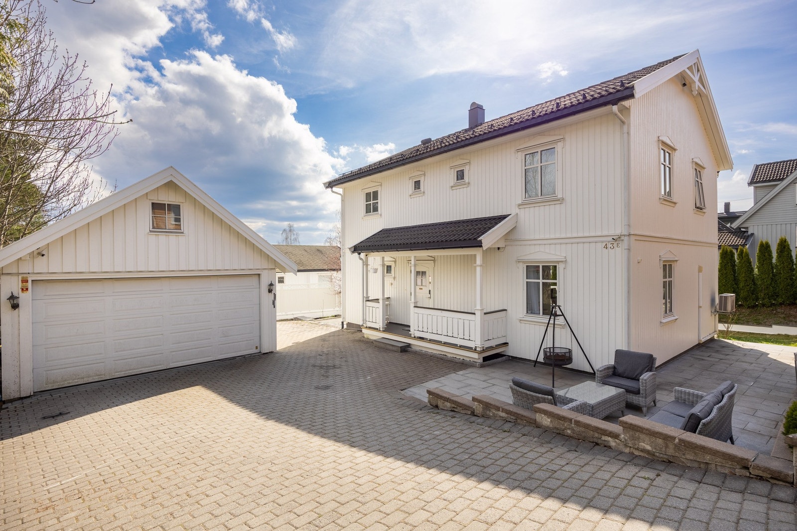 Stor familiebolig over tre plan med solrik tomt, skjermet beliggenhet og dobbeltgarasje. Galleribilde