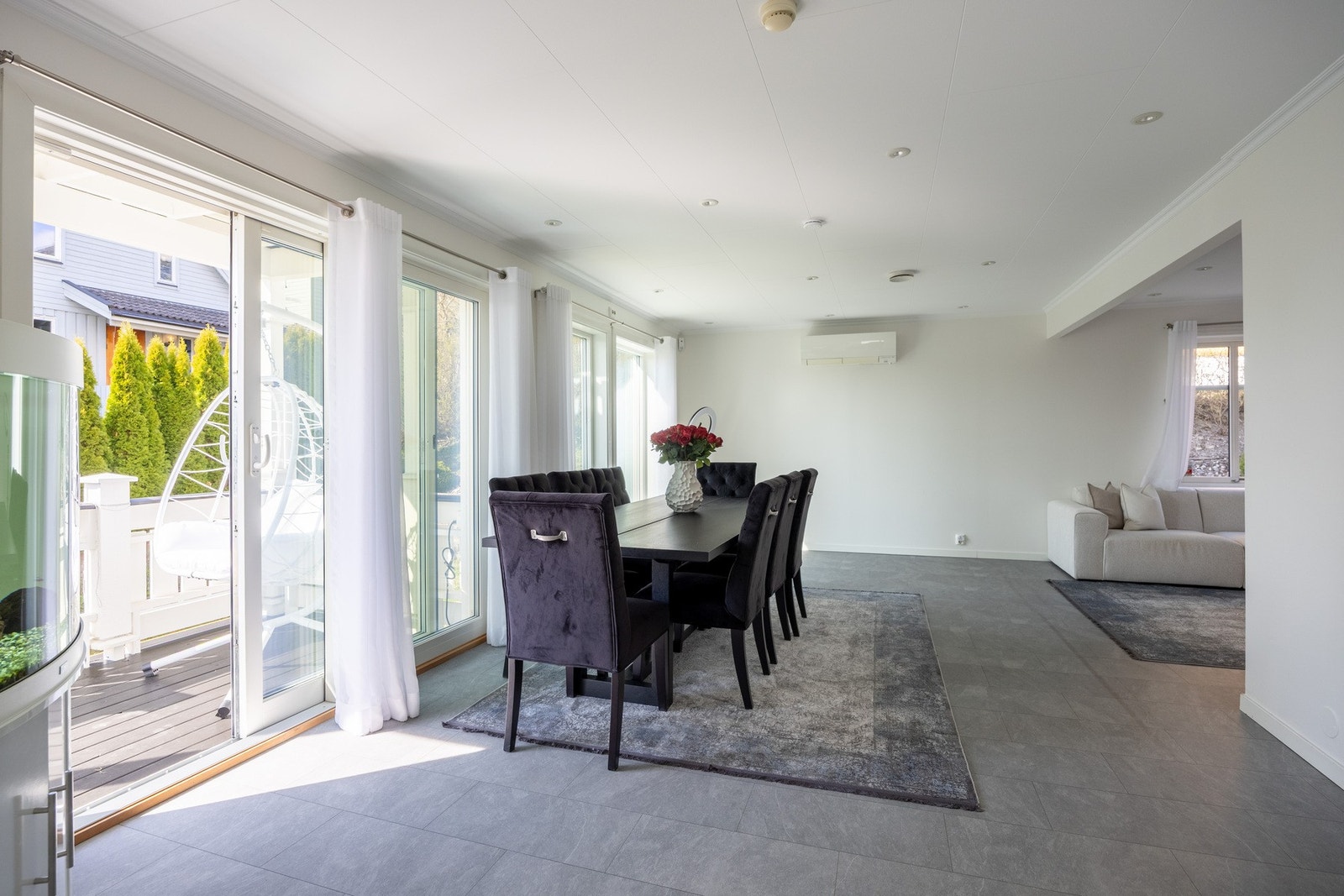 Boligen byr på stor stue med plass til både sofa- og spiseseksjon. Galleribilde