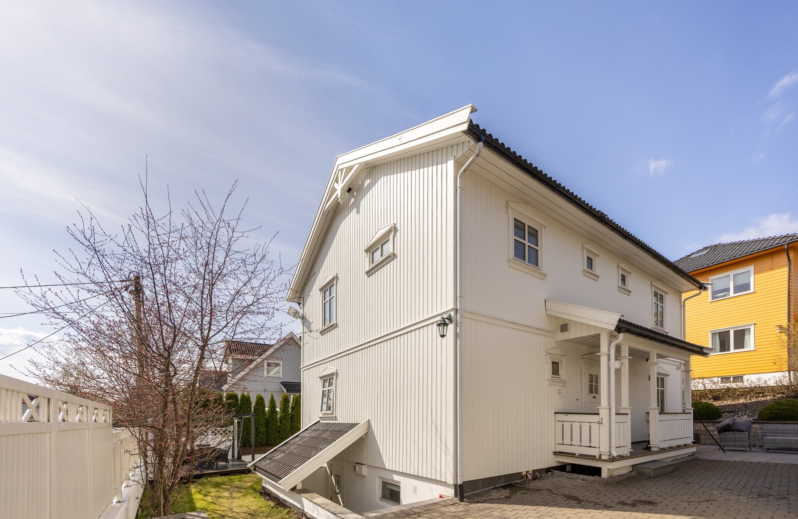 Frydenbergveien 43E har en attraktiv beliggenhet i et stille villaområde på Frydenberg/Hasle midt i byen. Galleribilde