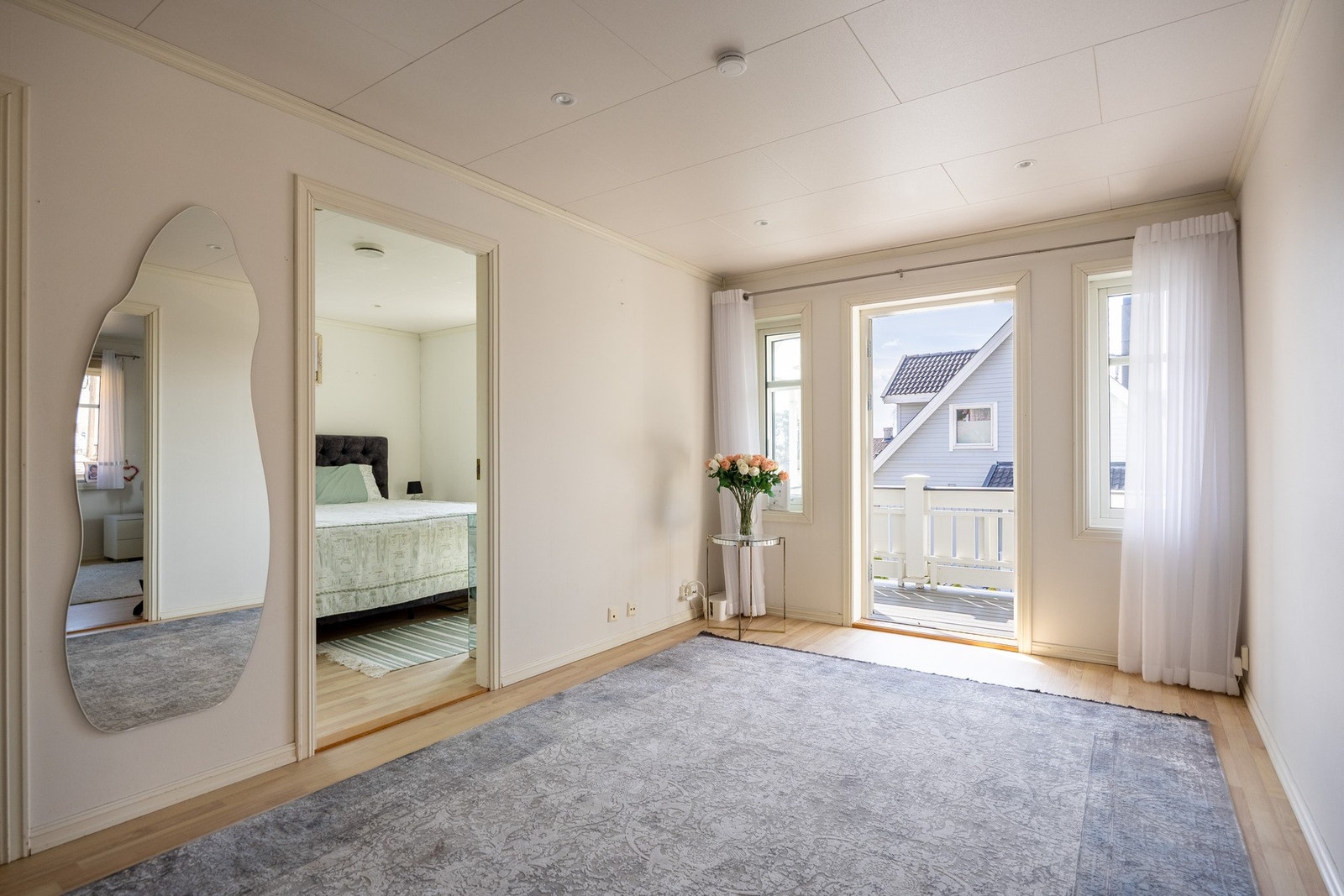 Stor stue i 2. etasje med plass til ønskelige møblementer. Galleribilde
