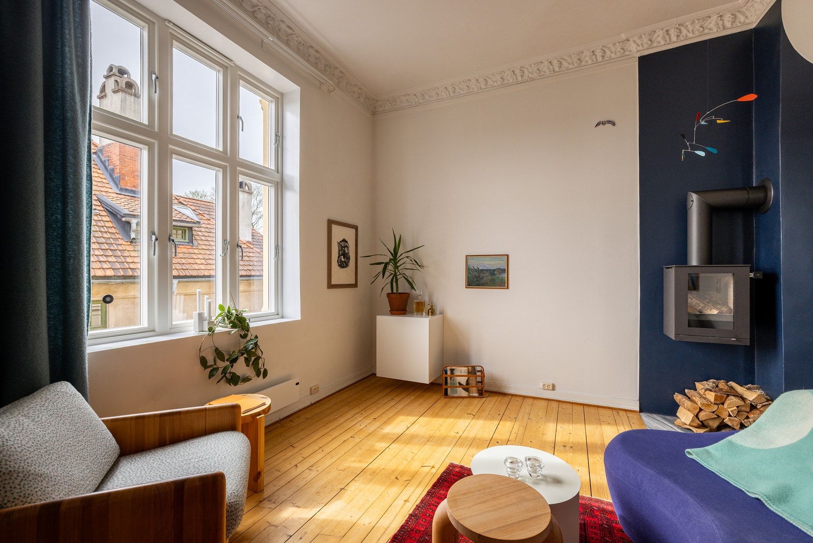 Alle vinduene i leiligheten var nye i 2023, og det er fine brede vinduskarmer for planter og dekor. Galleribilde
