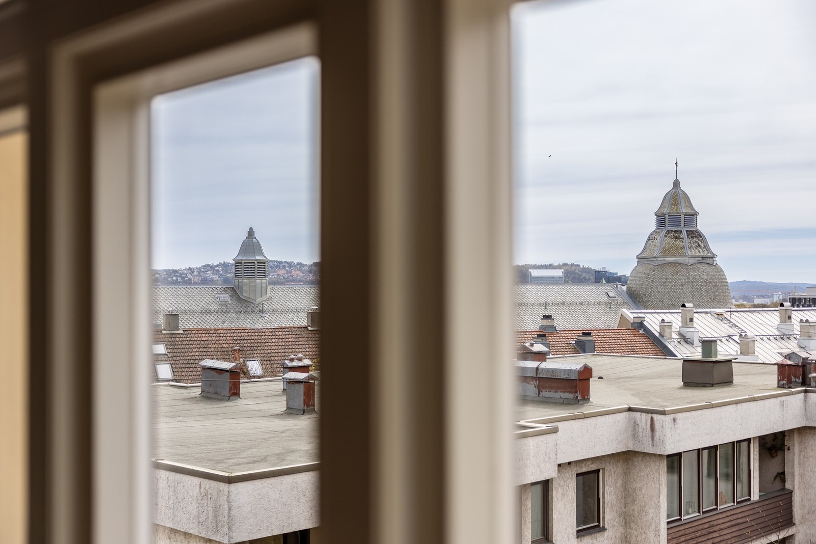 Fra stuen er det utsikt over byens tak. Galleribilde