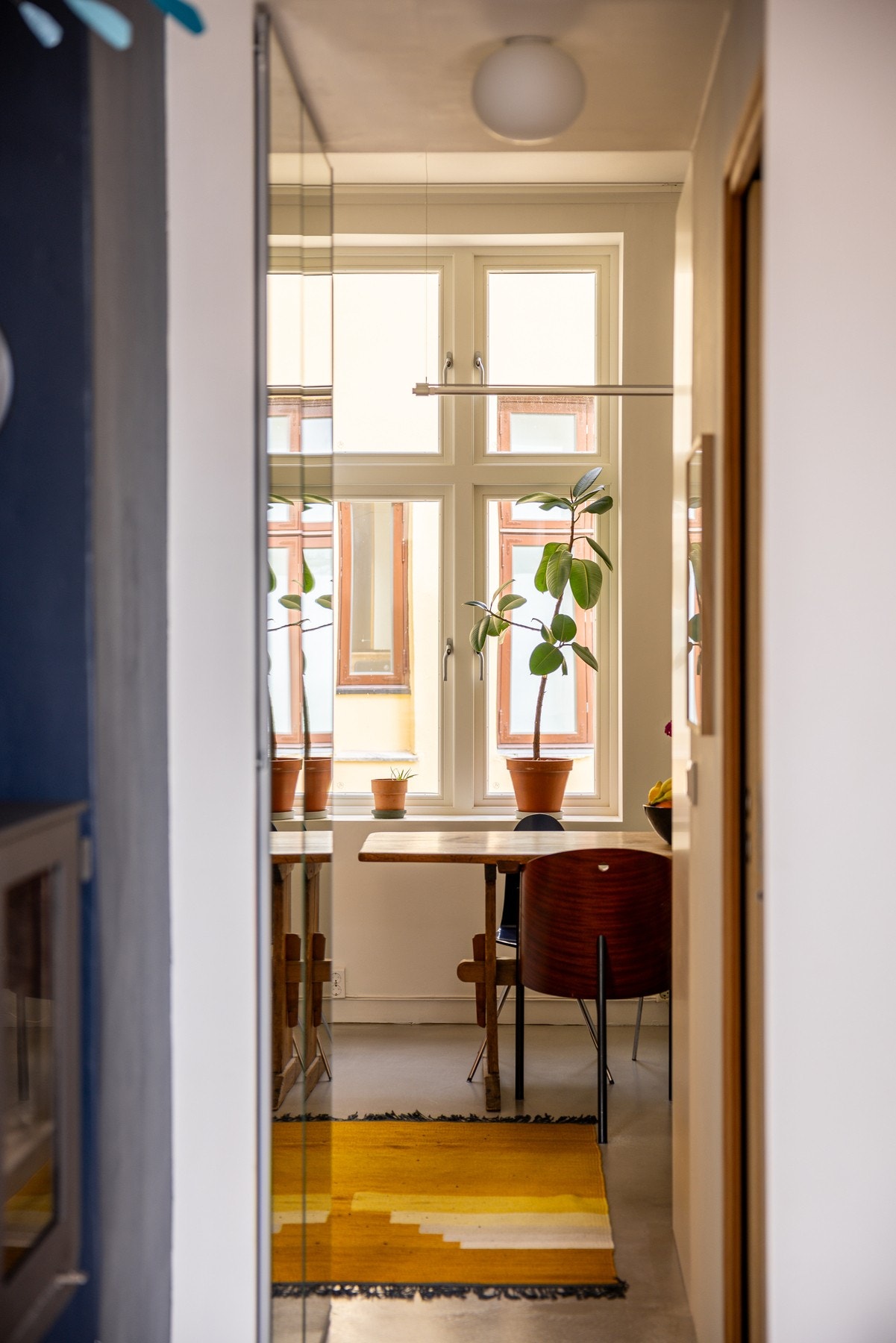 Leiligheten har en gjennomgående planløsning som gir rikelig med naturlig lys. Galleribilde