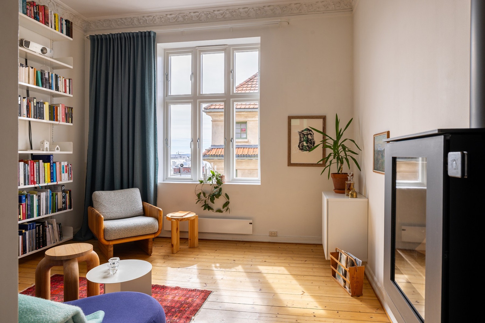 Leiligheten har en lys og hyggelig stue med nydelige originale detaljer. Galleribilde