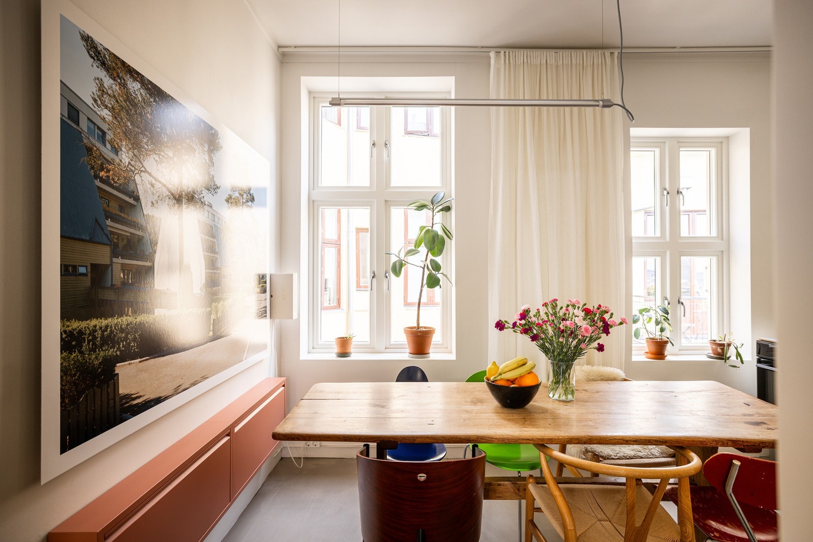 Leiligheten har et nydelig spisekjøkken som byr opp til sosiale middagsselskap med familie og venner. Galleribilde