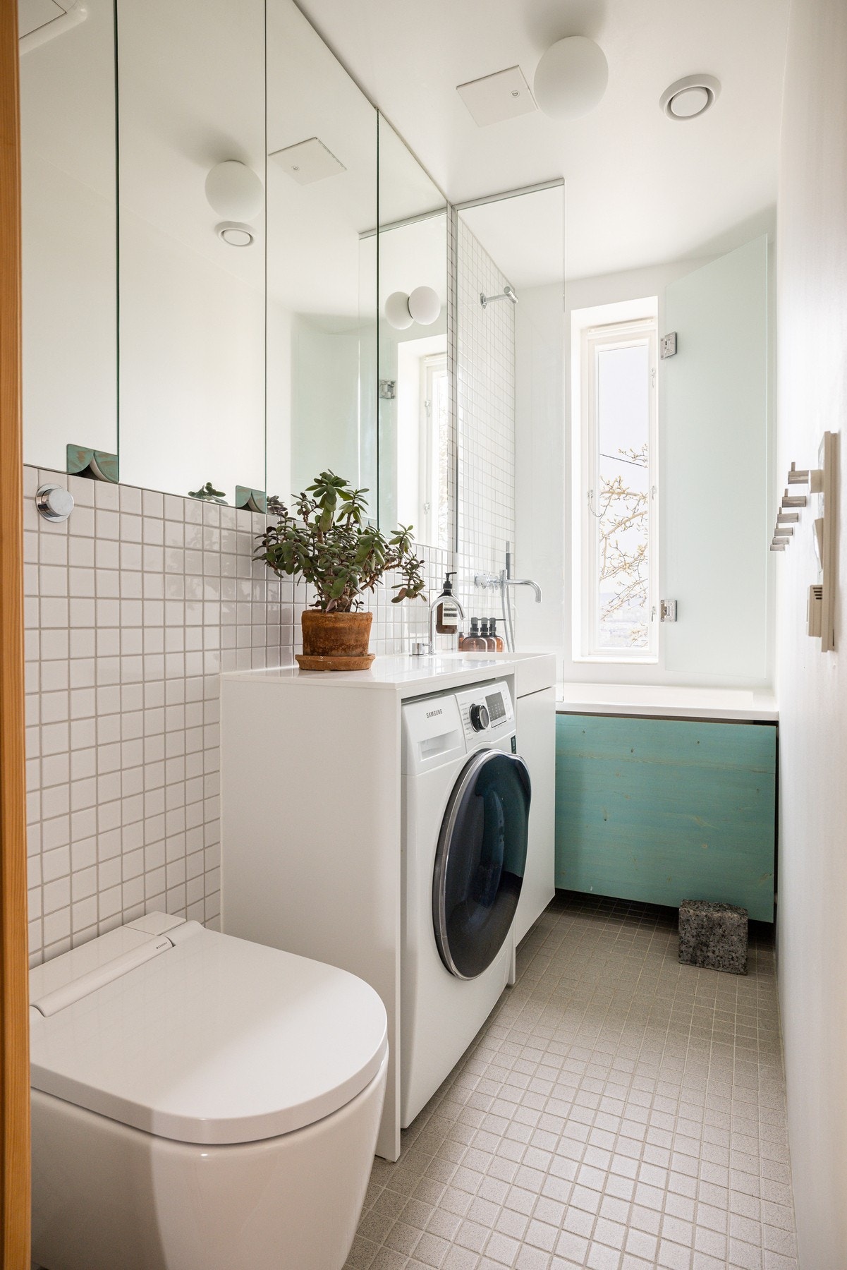 Lyst og delikat baderom som ble pusset opp i 2024. Baderommet har flislagt gulv med gulvvarme og delvis flislagte vegger kombinert med glatte lysmalte overflater. Dusjtoalett fra Gerberit og nisje for vaskemaskin. Galleribilde