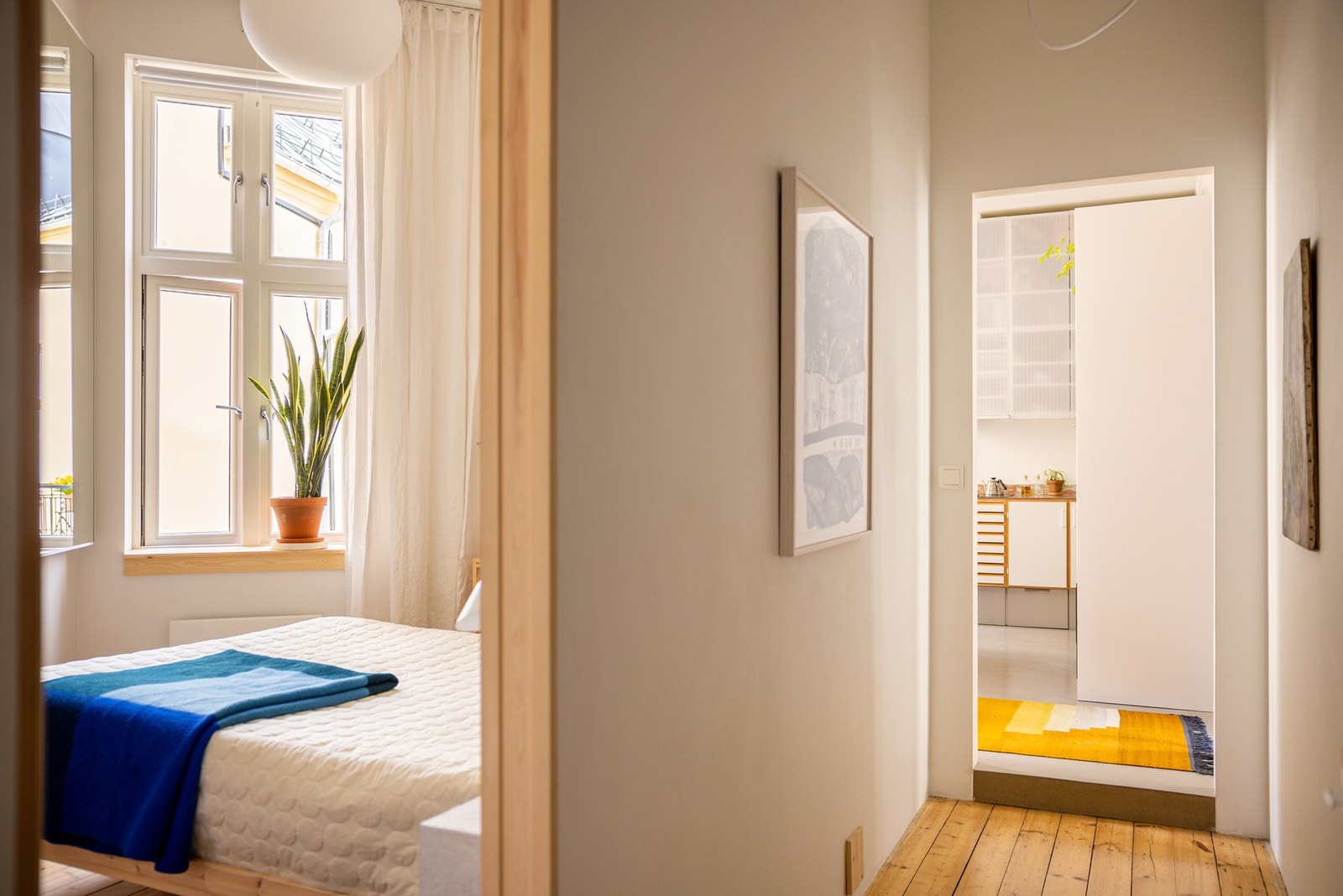 Fra entréen er det adkomst til soverommet. Galleribilde