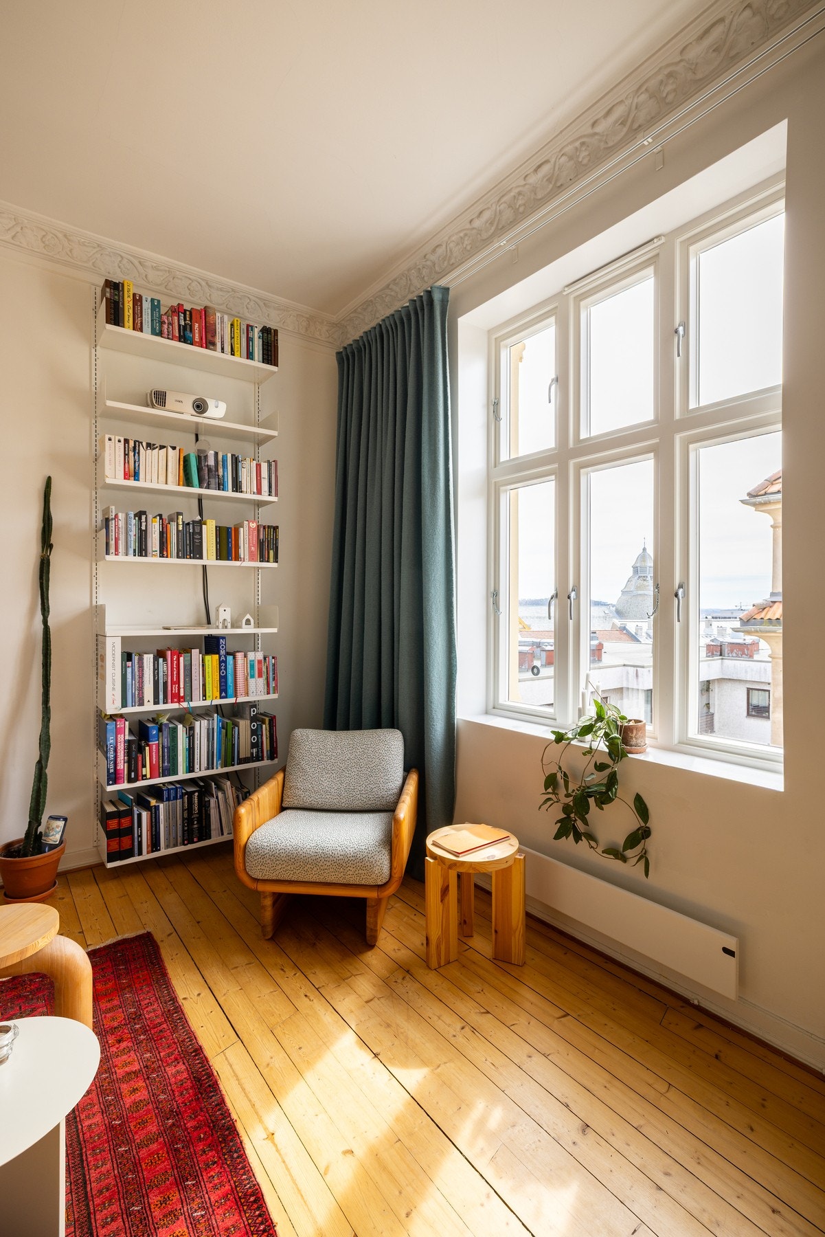 Den store vindusflaten slipper inn rikelig med naturlig lys. Galleribilde