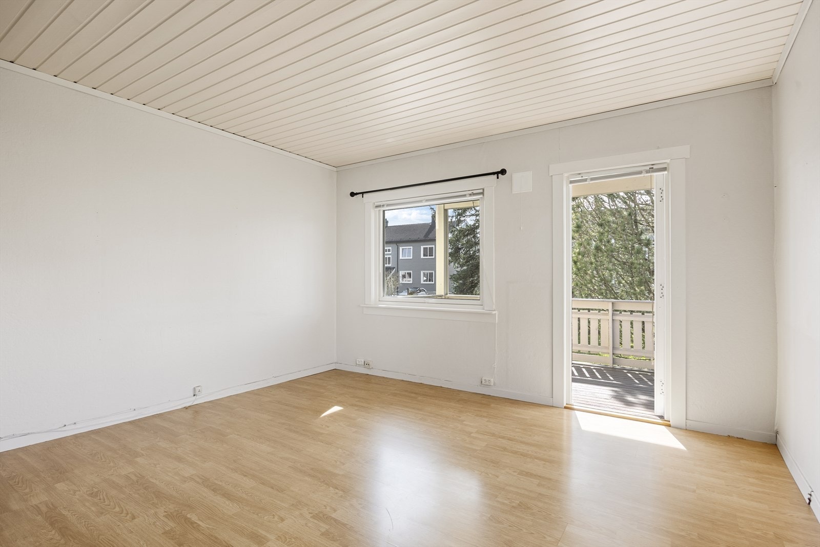 Fra stuen er det verandadør ut til overbygget terrasse. Galleribilde