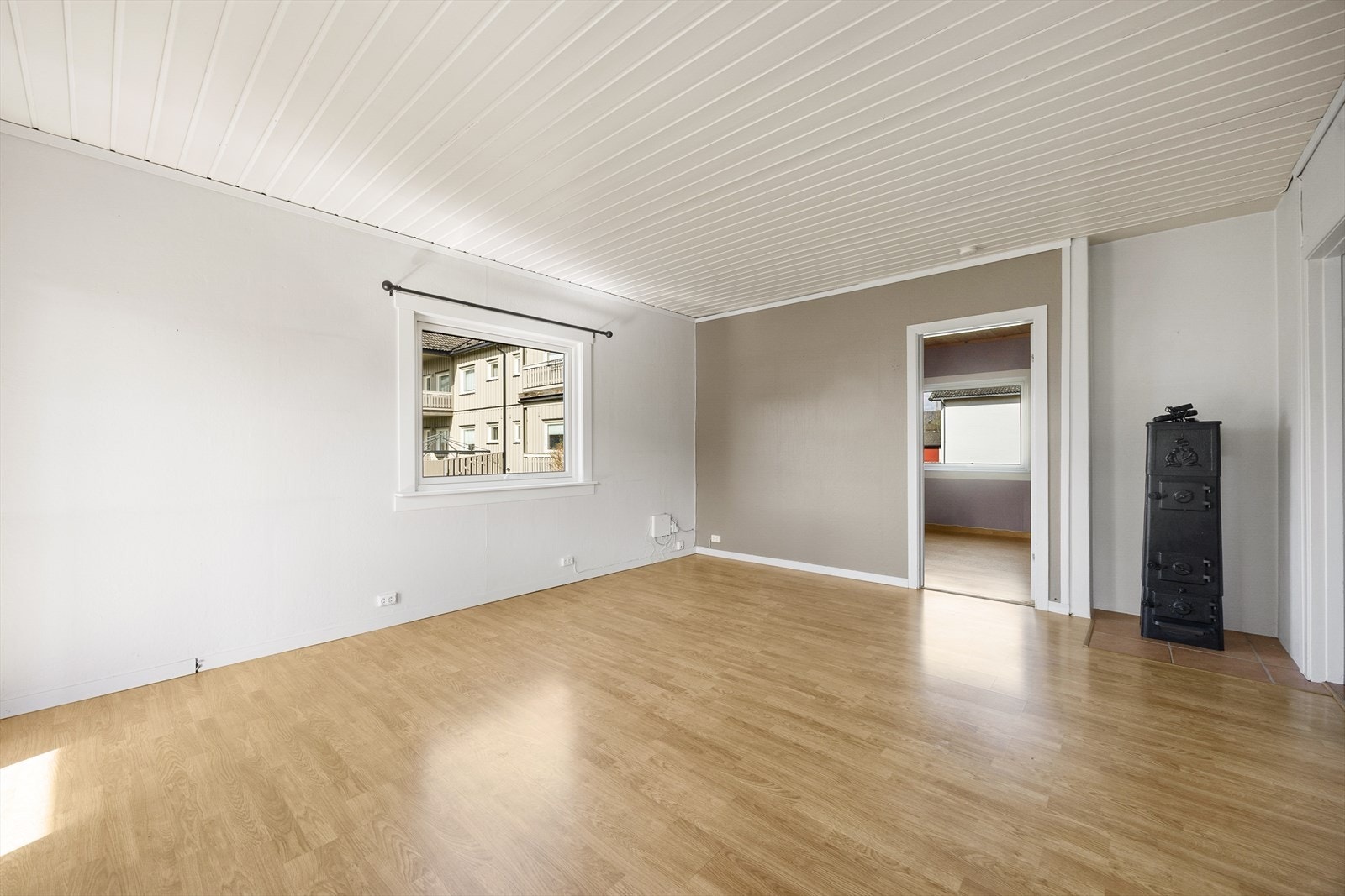 Stuen har god plass til møblering av både sofagruppe og spisestue. Galleribilde