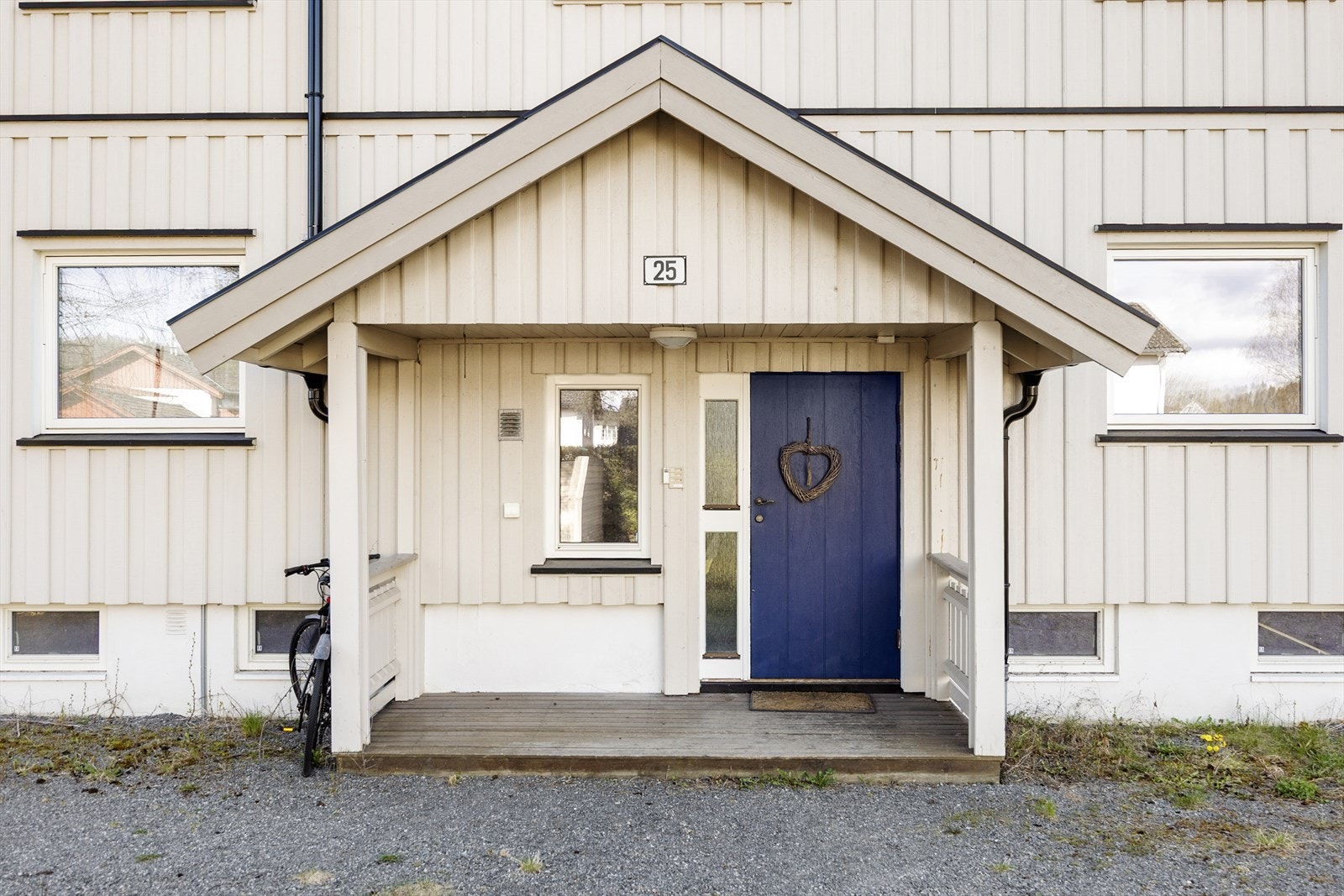 Borettslaget har overbygget inngangsparti med ringetablå. Galleribilde