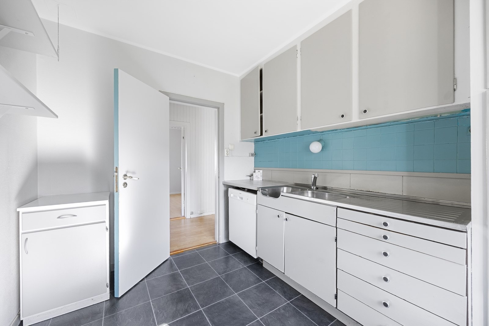 Det er plass til frittstående hvitevarer som oppvaskmaskin, komfyr og kjøleskap. Galleribilde