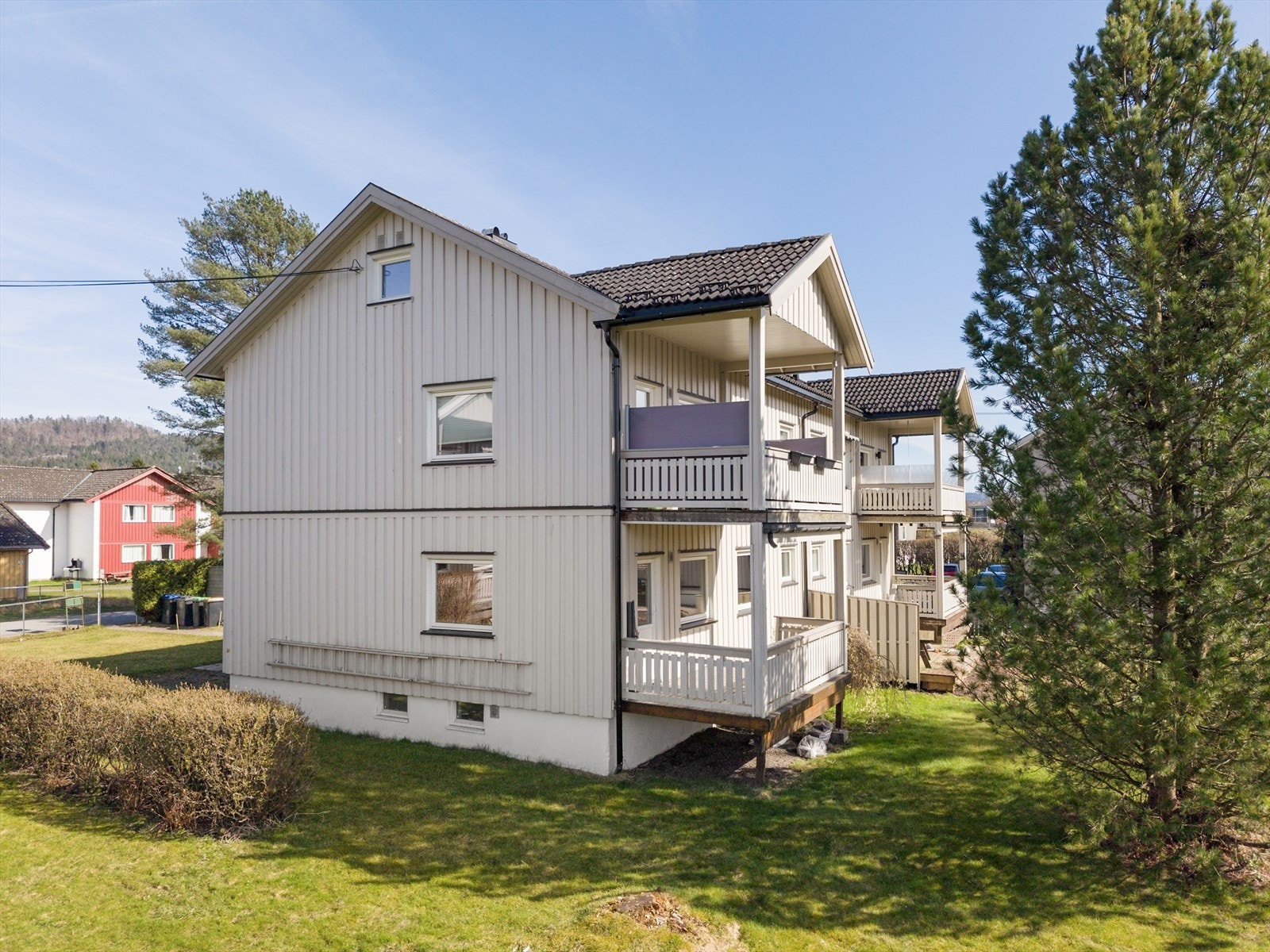 I nærområdet finnes det også flere flotte tur- og rekreasjonsområder sommer som vinter - Borgeåsen og bymarka i Porsgrunn med Valleråsen, samt på vinterstid er det oppkjørte løyper fra Kjølnes og helt opp til Jarseng. Galleribilde