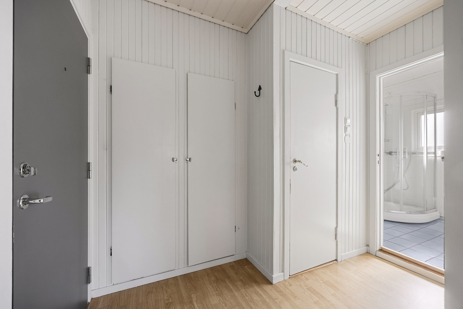 ra felles trappegang kommer man inn til leilighetens entré som er lys og trivelig. Her er det plassbygget garderobe som gir fin plass til både sko- og yttertøy. Galleribilde