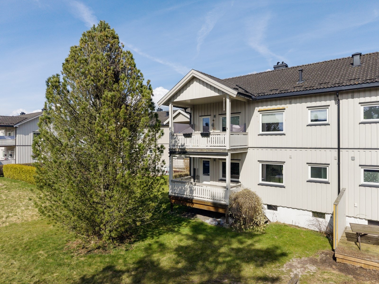 Her bor du med kort vei til Hovengasenteret med flere butikker, apotek, legesenter mm, og videre til Porsgrunn sentrum. Galleribilde