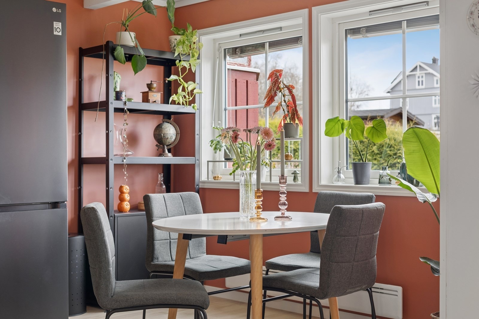 Flott spiseplass ved vinduet der man kan samles for hyggelige måltider. Galleribilde