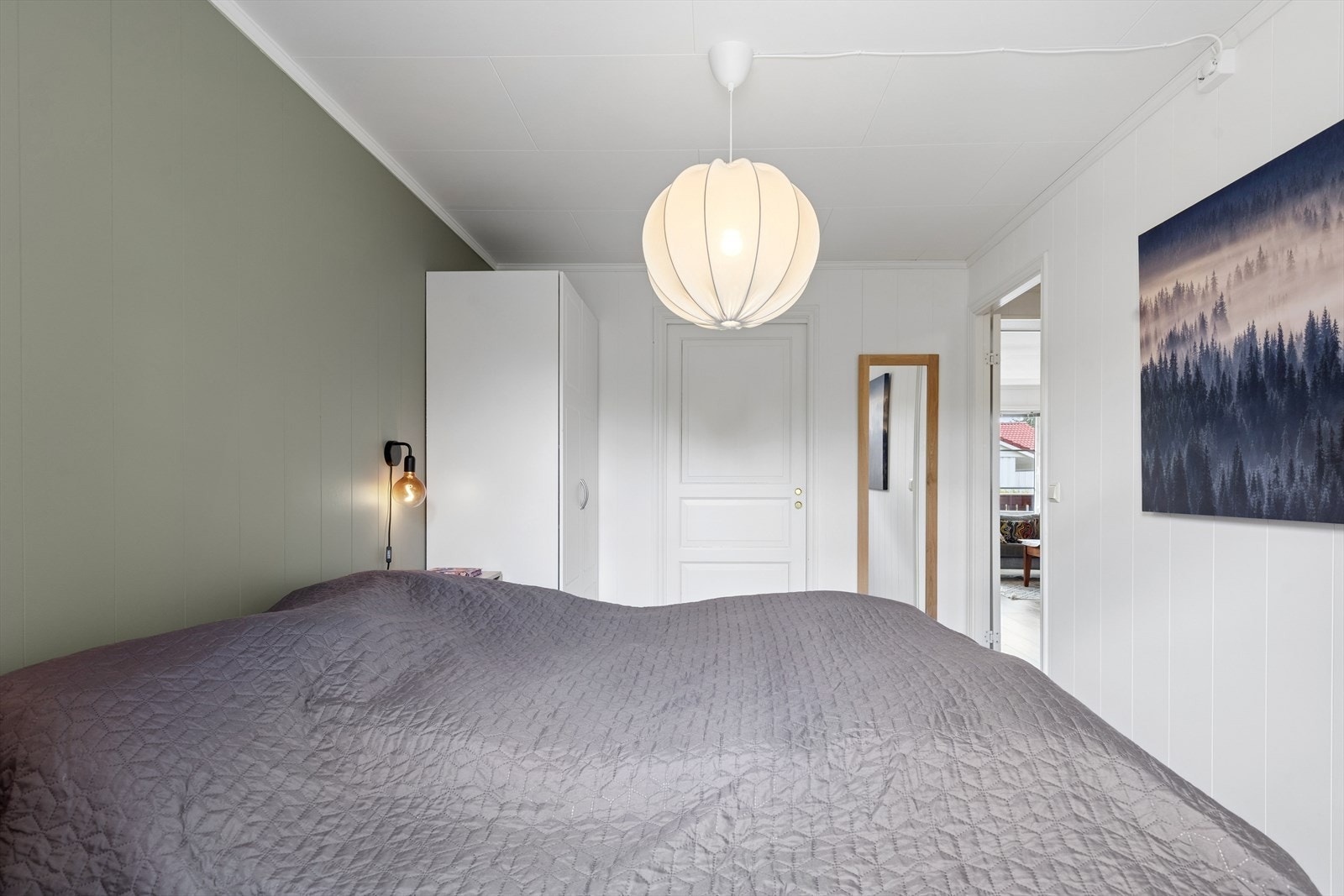 Praktisk innvendig walk-in/bod med skyvedør og gode oppbevaringsmuligheter Galleribilde