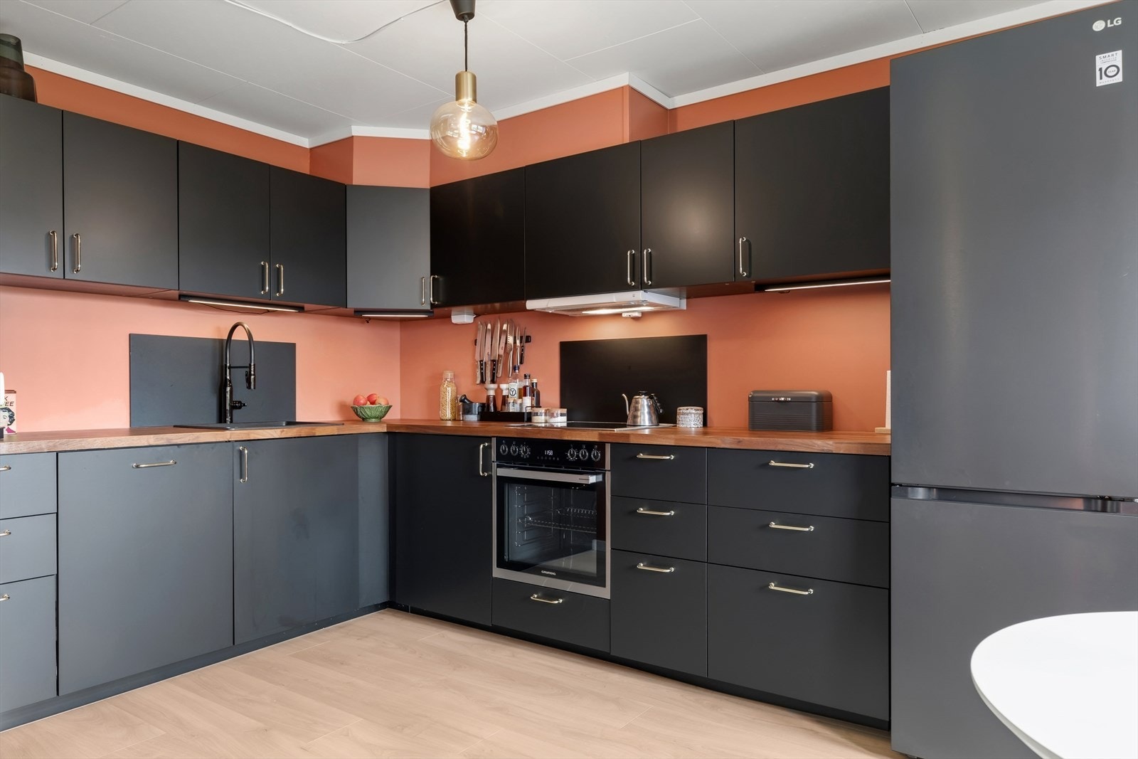 Kjøkkenet byr på gode arbeidsflater og praktisk kitchenboard som gjør rengjøringen enkel Galleribilde