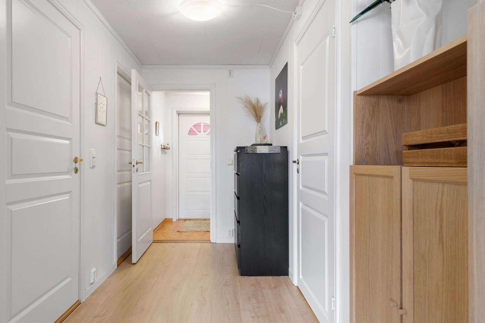 Velkommen inn til en lys og romslig entré! Galleribilde