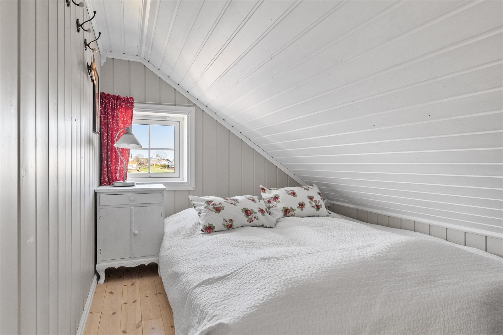 Soverom med plass for stor seng og nattbord. Galleribilde