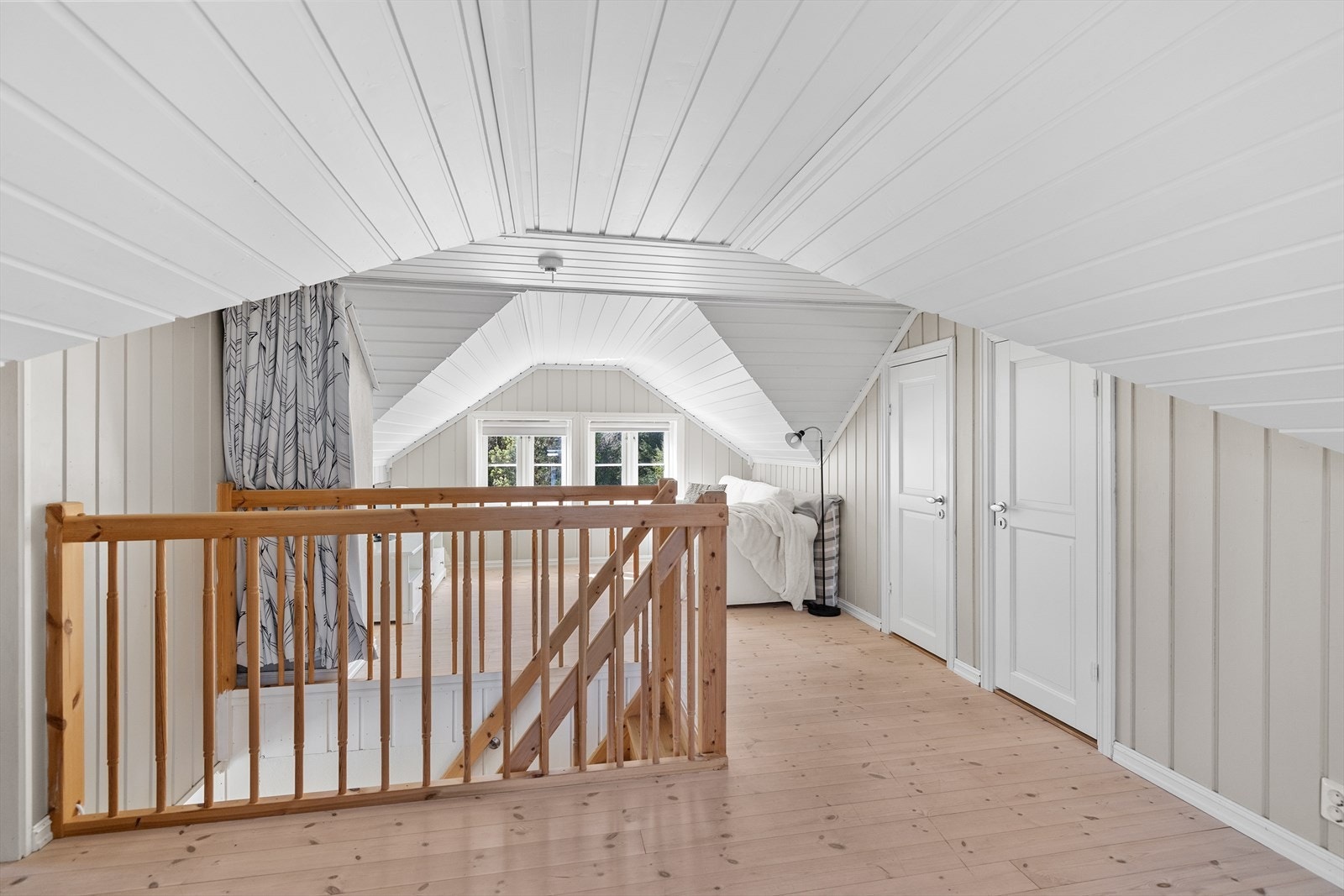 Romslig loft med stue, to soverom og bad! Galleribilde