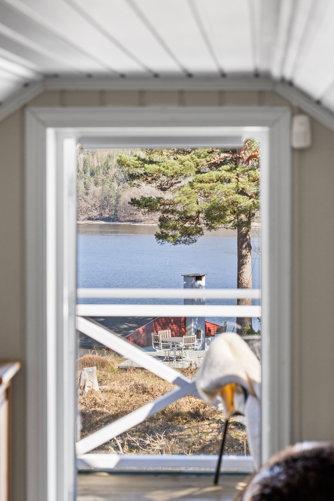 Balkongen byr på en nydelig utsikt over sjøen. Galleribilde