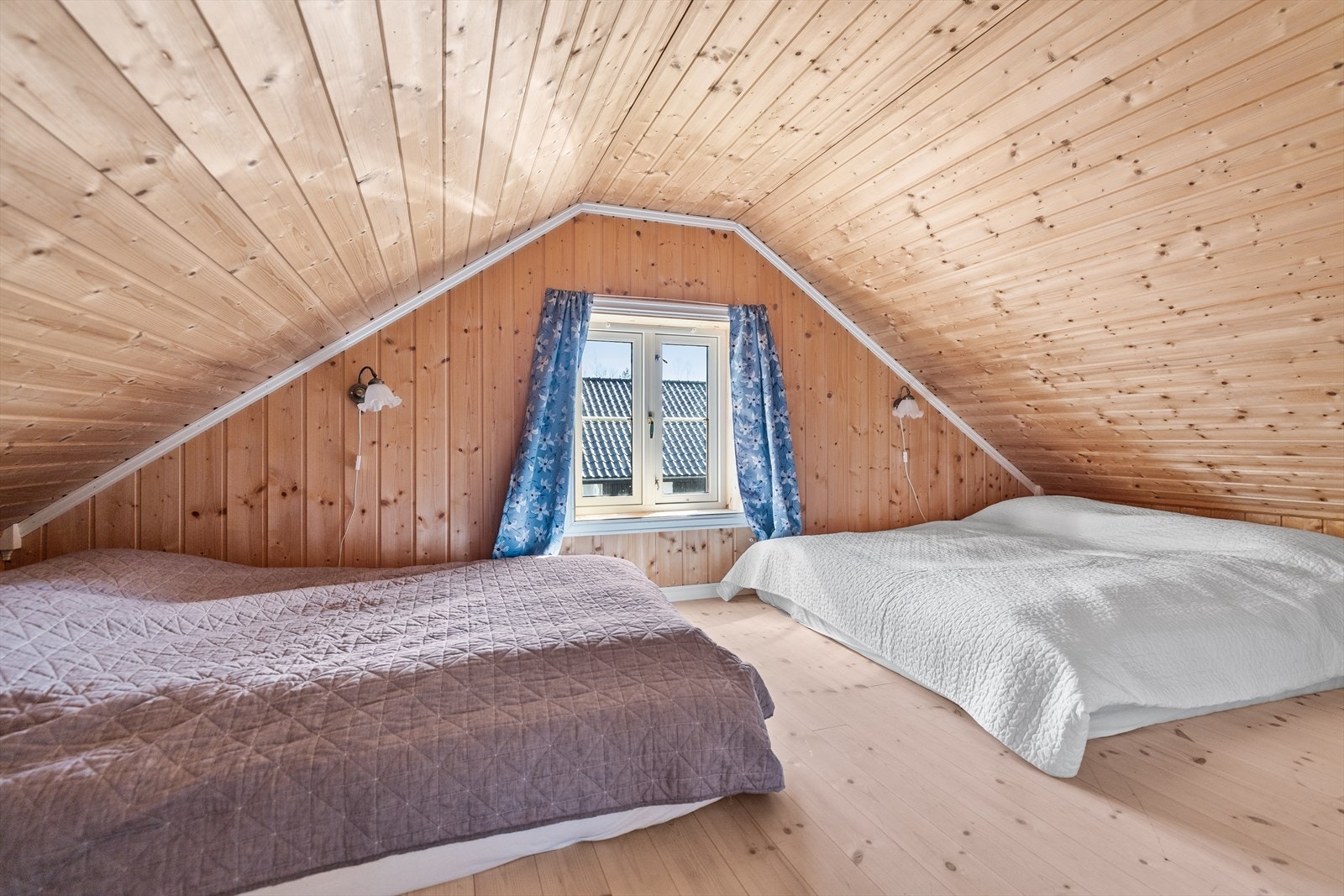Her er det god plass til gjester, med to store senger og plass til kommode. Galleribilde